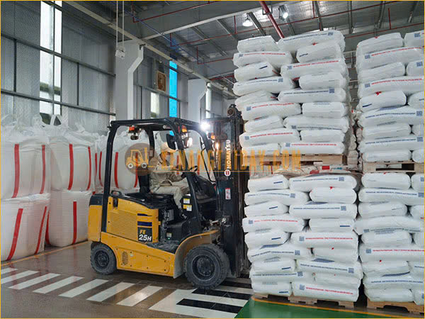 Xe nâng Nhật bãi được sử dụng trong kho hàng