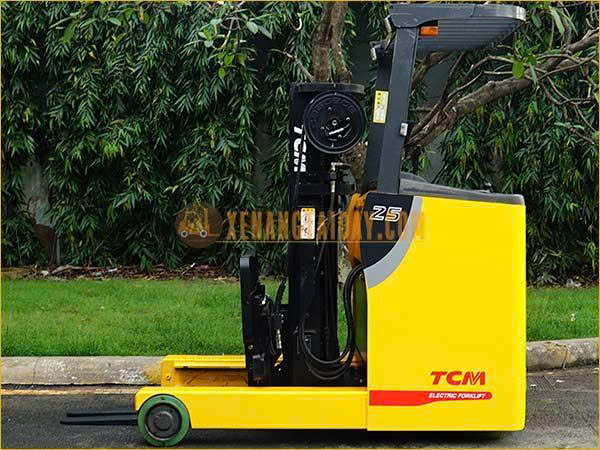 Xe nâng điện đứng lái hiệu TCM qua sử dụng đến từ Nhật bản