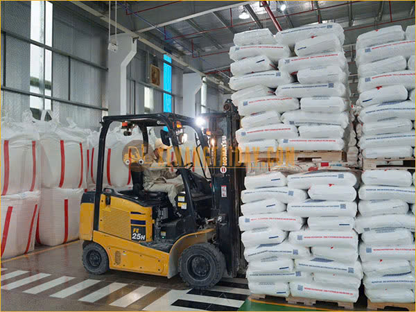 Xe nâng điện FE trong kho thực phẩm