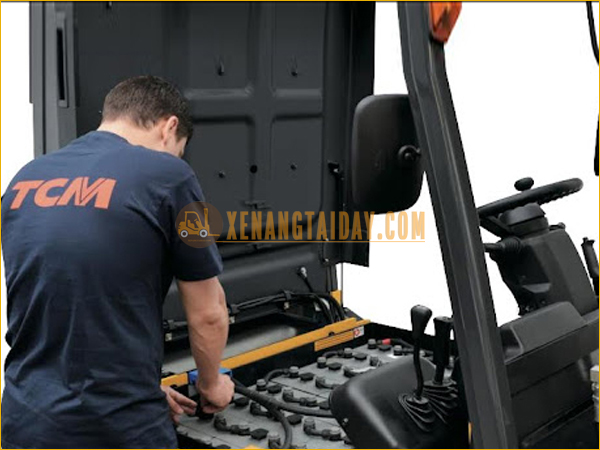 Bảo dưỡng bình điện xe nâng đúng cách