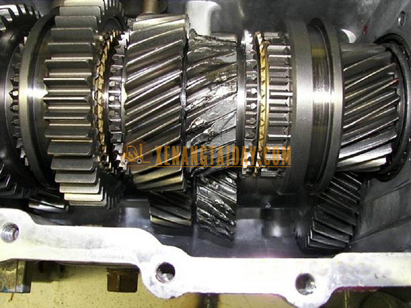 Các bánh răng truyền số bị phá