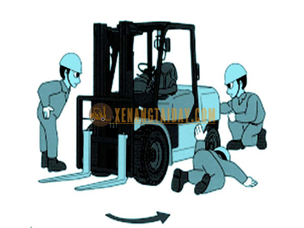 Kiểm tra rò rỉ trên xe nâng