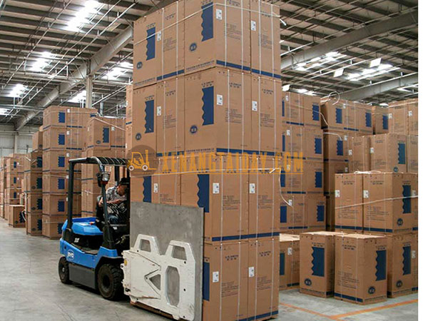 Xe nâng sử dụng bộ kẹp thùng carton