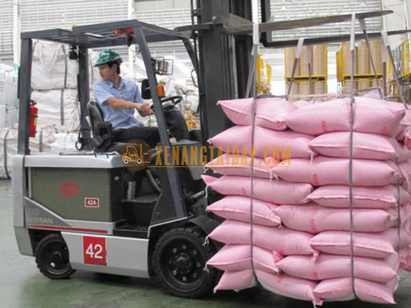 Xe nâng vận chuyển lương thực