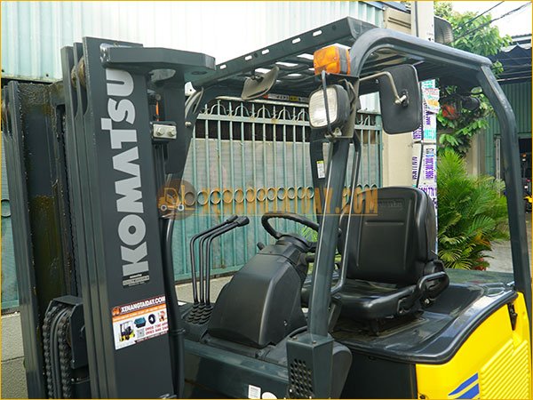 Kiểm tra hệ thống đèn tín hiệu của xe nâng