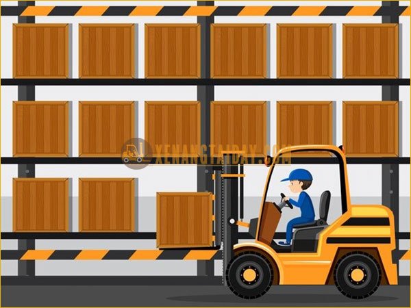 Xe nâng điện hoạt động tốt trong kho có kệ cao và mặt sàn bằng phẳng