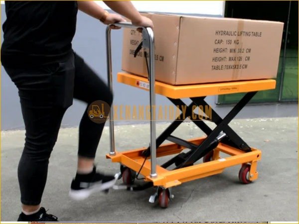 Xe nâng mặt bàn là công cụ quan trọng trong việc nâng hạ và di chuyển hàng hoá