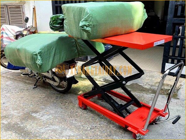 Xe nâng mặt bàn hoàn toàn thân thiện với môi trường