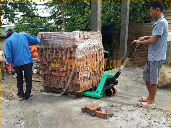 Vận hành xe nâng tay đơn giản