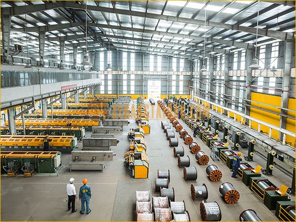 Xe nâng được sử dụng để đưa vật tư xây dựng lên container