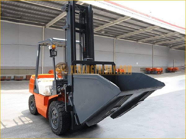 Xe nâng gắn gầu xúc phục vụ công việc trong lĩnh vực vật liệu xây dựng