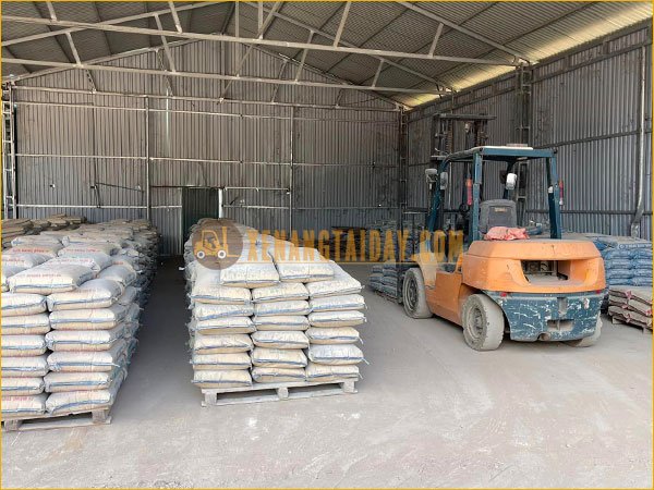 Sử dụng xe nâng dầu trong kho xi măng