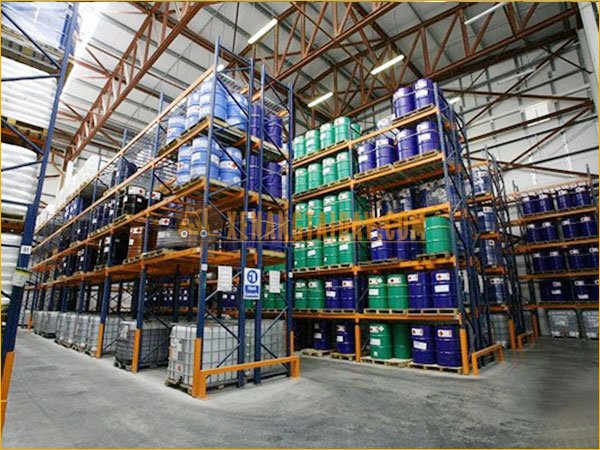 Các pallet phuy hoá chất được xếp trên kho kệ cao