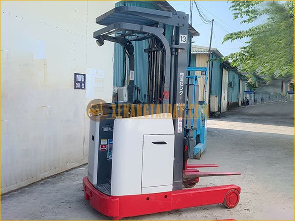 Xe nâng điện đứng được sử dụng trong kho bằng phẳng