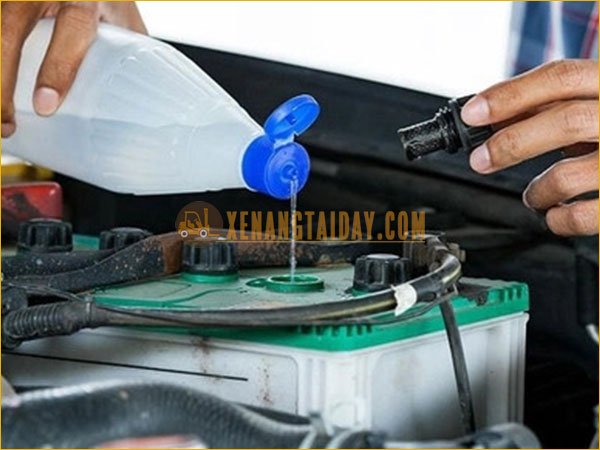 Thường xuyên kiểm tra châm bình điện ắc quy cho xe nâng