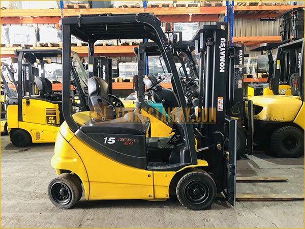 Xe nâng điện ngồi lái Komatsu vận hành trong kho