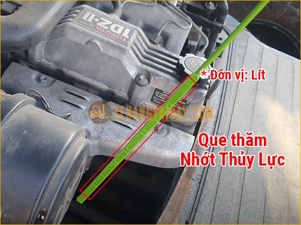 Que thăm dầu thuỷ lực trên xe nâng