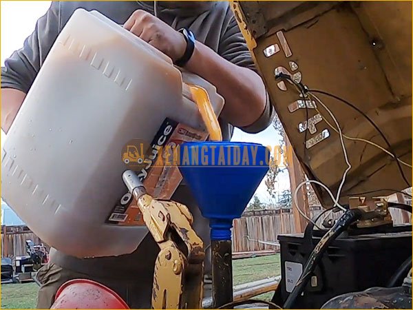 Bình dầu thuỷ lực nằm trong khoang máy xe nâng