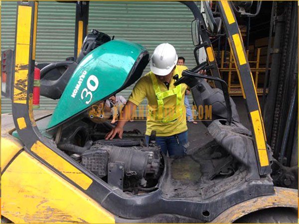 Dừng xe trên địa hình bằng phẳng để thực hiện châm dầu thuỷ lực