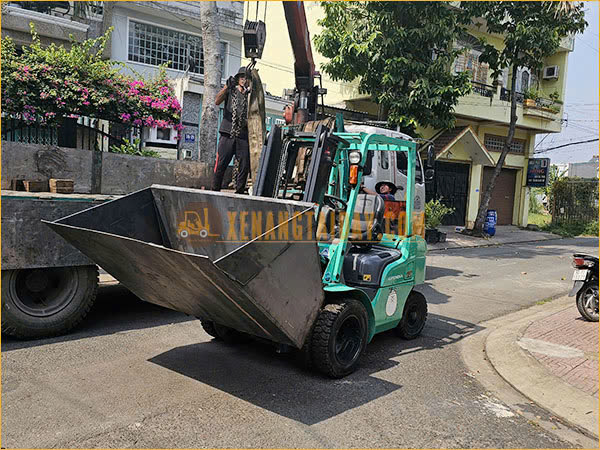 Xe Dầu Có Gắn Gầu Xúc