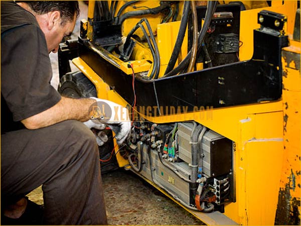 Hướng Dẫn Bảo Dưỡng Xe Nâng Điện Đứng Lái