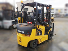 Xe nâng điện ngồi lái KOMATSU FB25-12