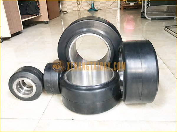 Bánh cao su xe nâng điện đứng lái