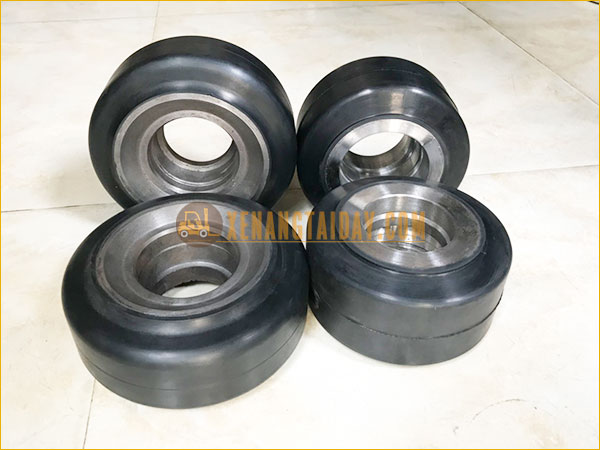 Bánh cao su xe nâng điện đứng lái
