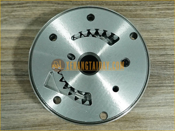 Bơm dầu hộp số xe nâng dầu TCM 2.5 tấn FD25T4