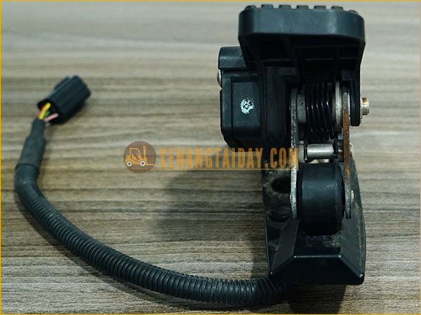 Chân ga điện tử COMESYS FZ3-114-381 xe nâng điện ngồi lái KOMATSU