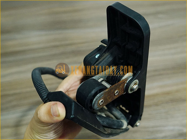 Chân ga điện tử COMESYS FZ3-114-381 xe nâng điện ngồi lái KOMATSU