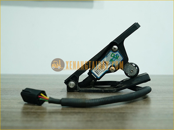 Chân ga điện tử COMESYS FZ3-114-381 xe nâng điện ngồi lái KOMATSU