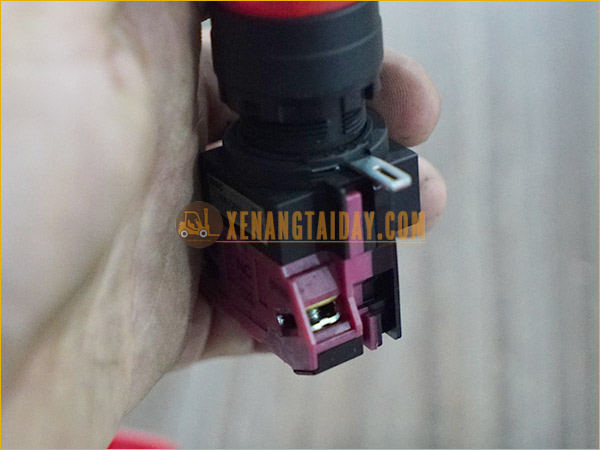 Công tắc khẩn cấp xe nâng điện