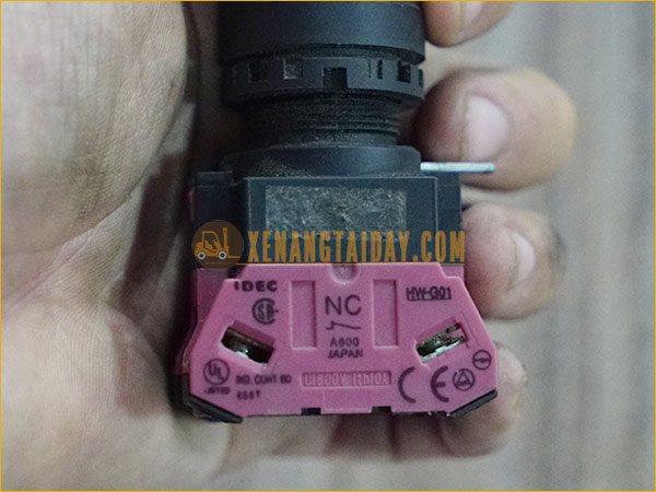 Công tắc khẩn cấp xe nâng điện