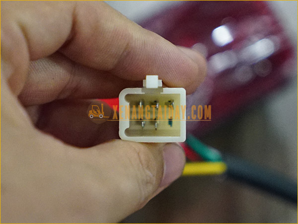 Đèn hậu xe nâng điện ngồi lái SHINKO đời -3