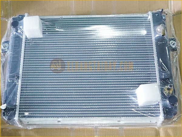 Két nước giải nhiệt động cơ xe nâng TOYOTA 2.5 tấn, đời 8