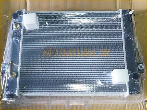 Két nước giải nhiệt động cơ xe nâng TOYOTA 2.5 tấn, đời 8