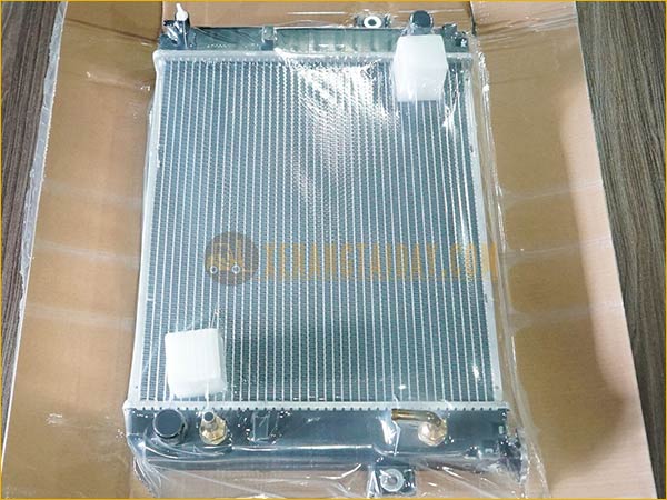 Két nước giải nhiệt động cơ xe nâng TOYOTA 2.5 tấn, đời 8
