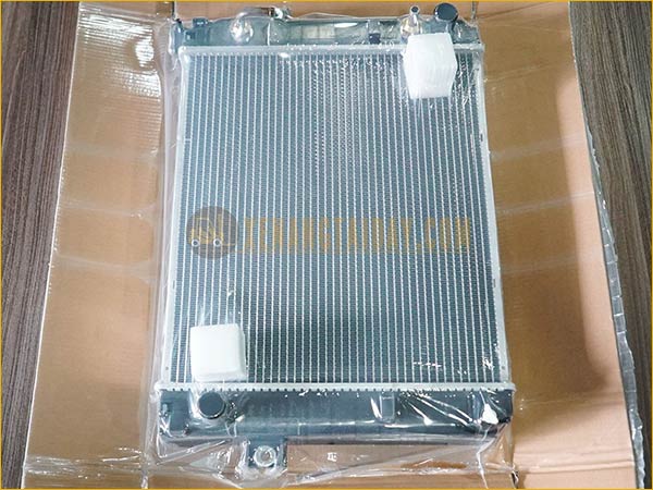 Két nước giải nhiệt động cơ xe nâng TOYOTA 2.5 tấn, đời 8