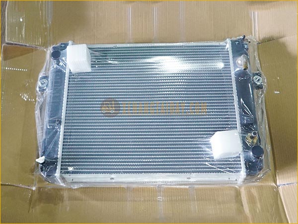 Két nước giải nhiệt động cơ xe nâng TOYOTA 2.5 tấn, đời 8