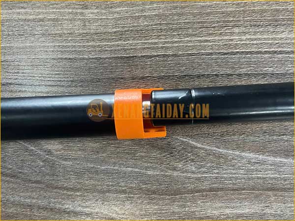 Ty giữ nắp capô xe nâng