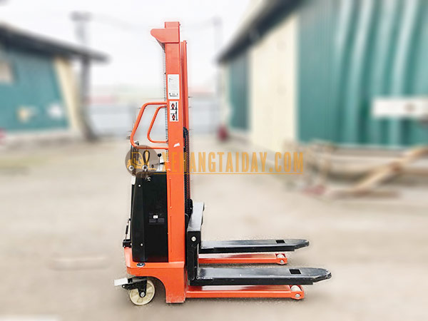 Xe nâng bán tự động CTD 1 tấn