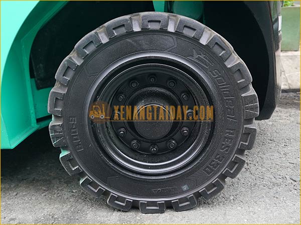 Người dùng dễ dàng quan sát được lốp đặc khá dày và gai rất đẹp.