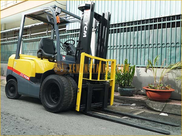 Xe nâng dầu TCM FD25T3