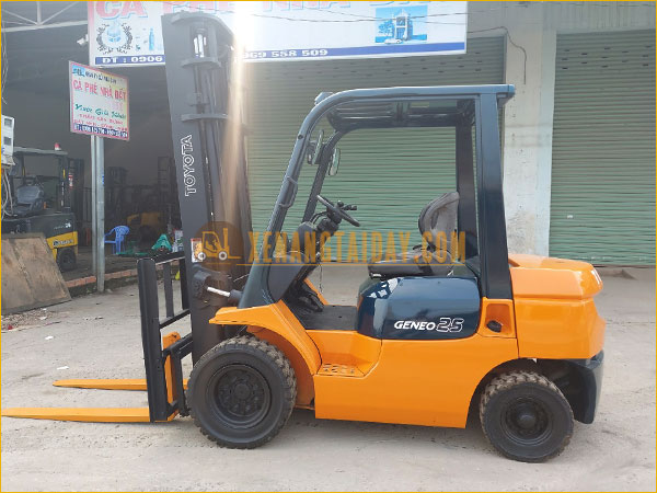 Xe nâng dầu TOYOTA 02-7FD25