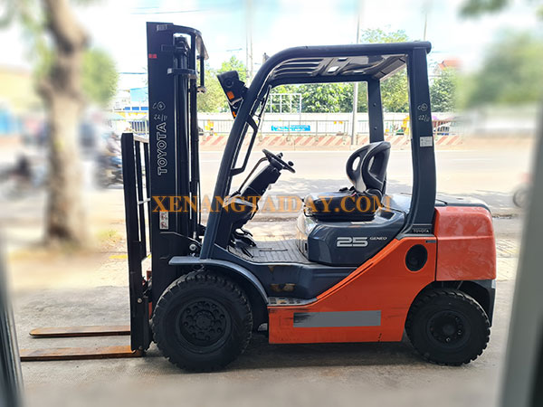 Xe nâng dầu TOYOTA 02-8FD25