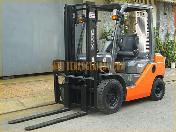Xe nâng dầu TOYOTA 02-8FD25