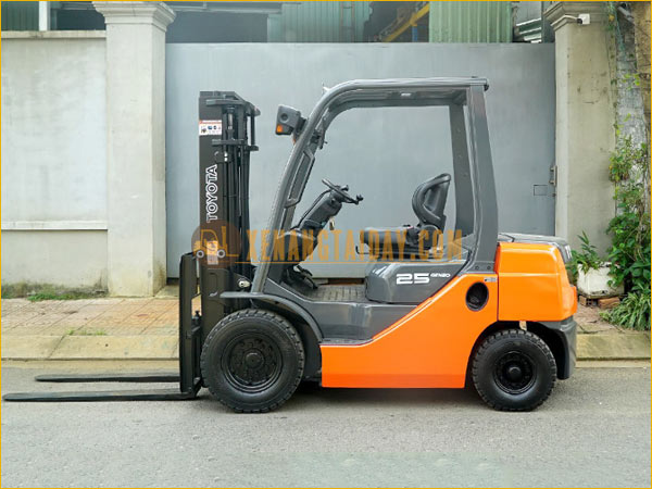 Xe nâng dầu TOYOTA 02-8FD25
