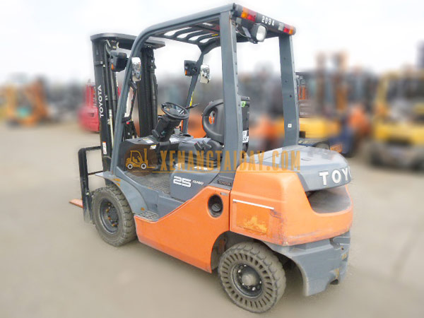 Xe nâng dầu TOYOTA 52-8FD25