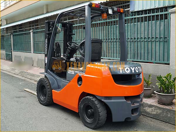 Hình ảnh xe nâng dầu 2,5 tấn Toyota
